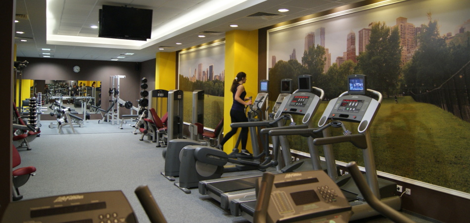 Wnętrze sali ćwiczeń klubu SAUDE Health & Fitness